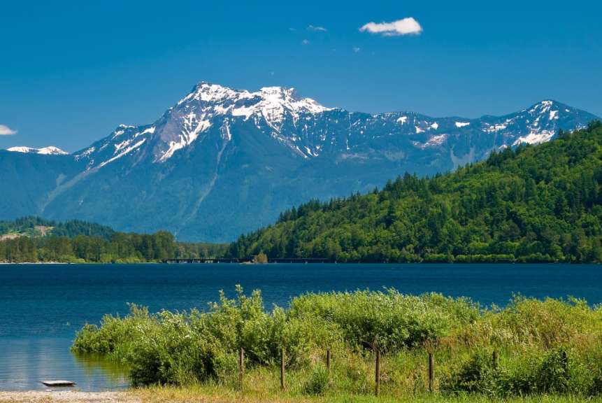Ein See mit schneebedeckten Bergen im Hintergrund