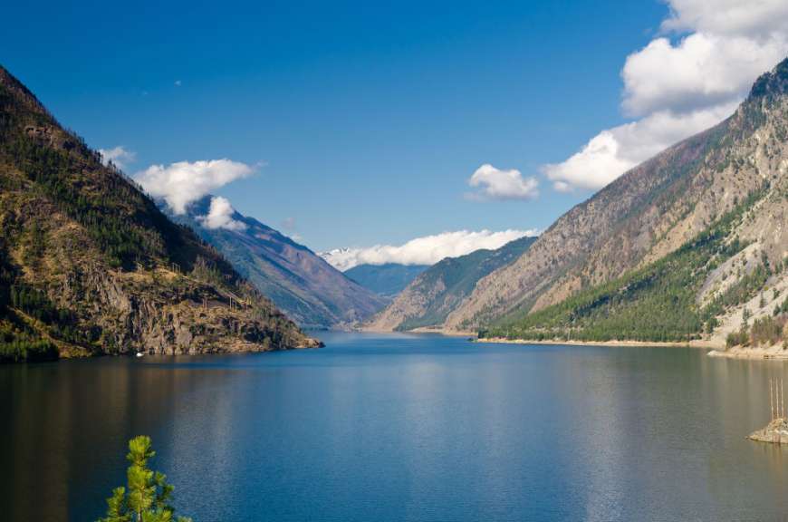 Ein See, der zwischen zwei Bergen fließt