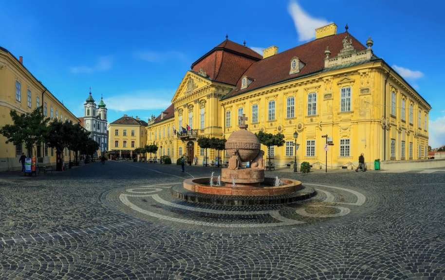 Ein großes Gebäude mit einem Brunnen davor