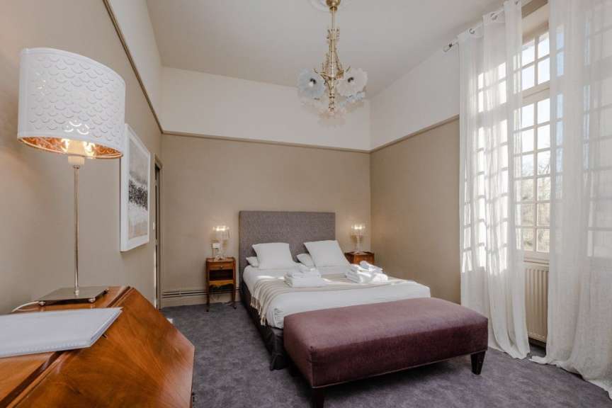 Ein Schlafzimmer mit einem Bett und einer Lampe