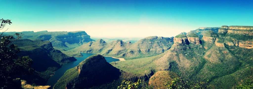 Ein Fluss, der zwischen zwei Bergen fließt
