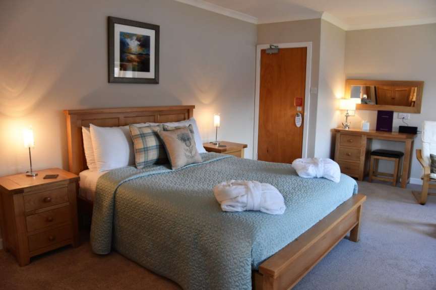 Ein Hotelzimmer mit einem Bett und zwei Nachttischen