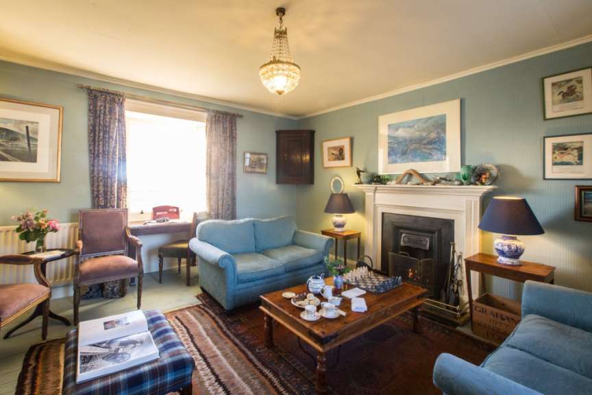 Ein Wohnzimmer mit blauen Wänden und einem Kamin