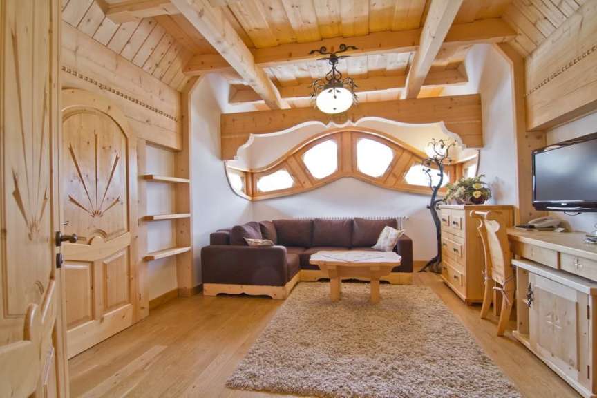 Ein Wohnzimmer mit einem Couchtisch und einem Fernseher