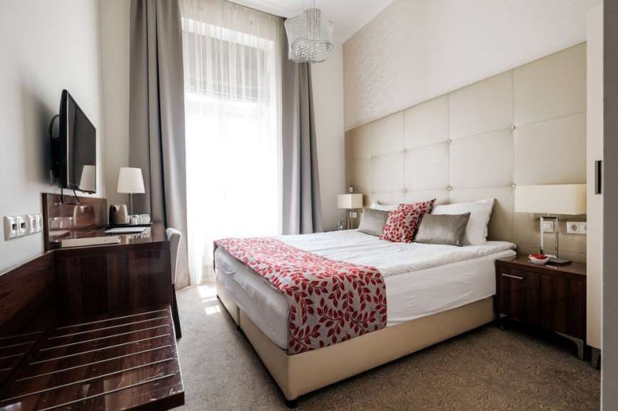 Ein Hotelzimmer mit einem Bett und einem Fernseher