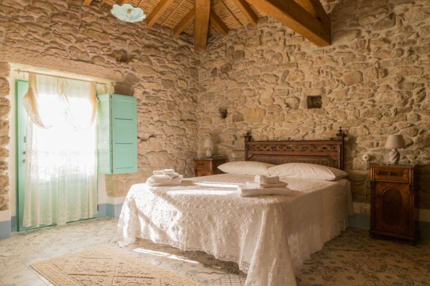 Ein Schlafzimmer mit Steinwänden und einem Bett