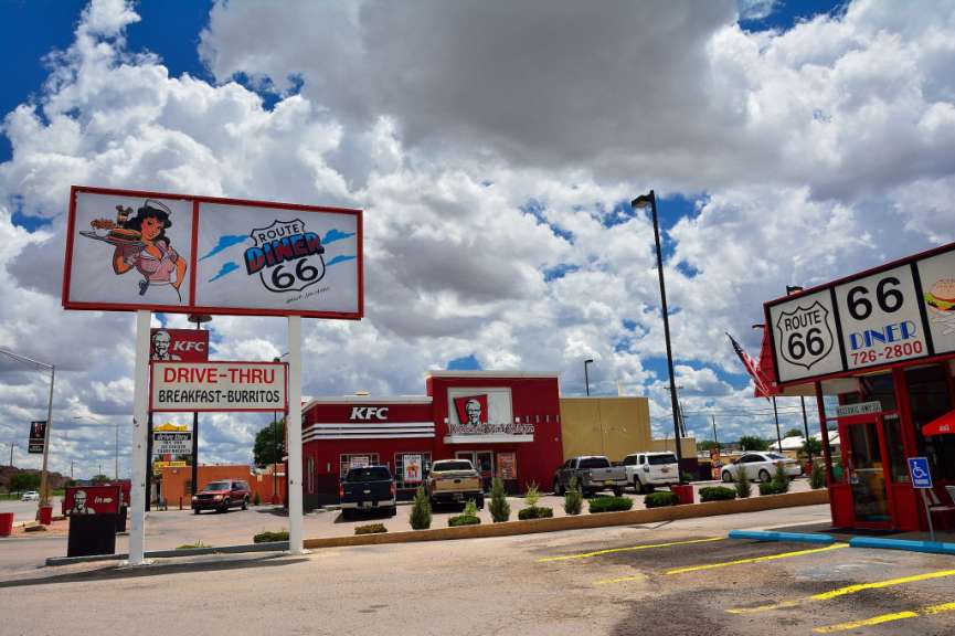 Ein Zeichen für den Route 66-Diner steht neben einem Kfc-Restaurant