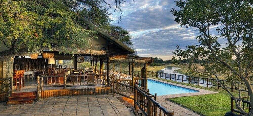 Ein Haus mit einem Pool und einer Bar davor