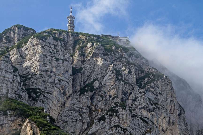 Ein Berg mit einem Turm auf dem Gipfel