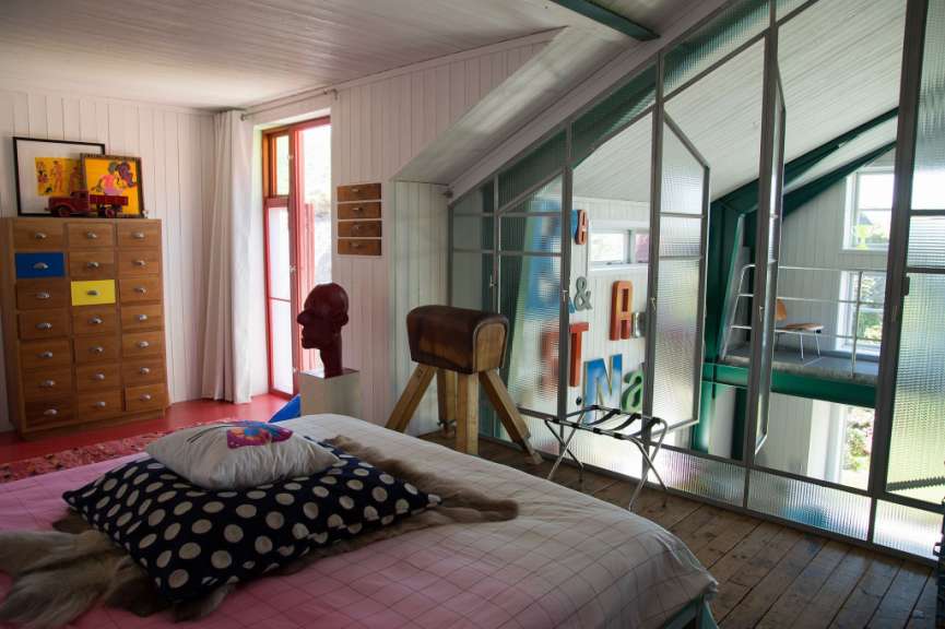 Ein Schlafzimmer mit einem Bett und einer Kommode