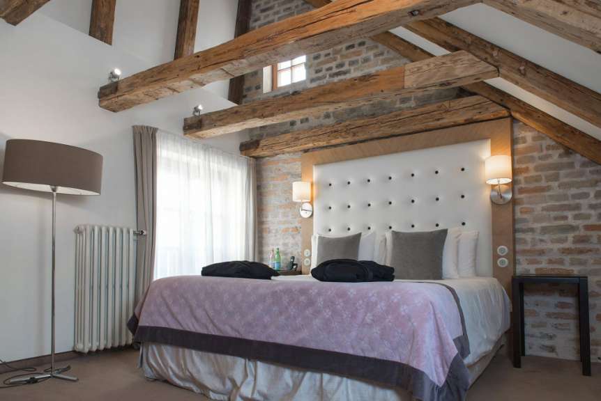 Ein Schlafzimmer mit einem Bett und einer Lampe