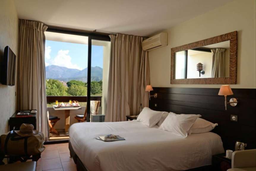 Ein Hotelzimmer mit einem Bett und einem Spiegel