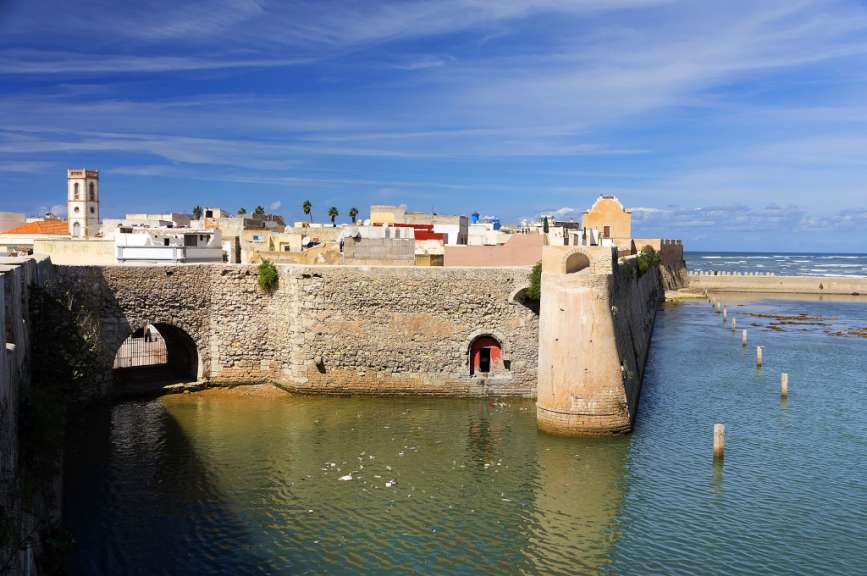 Eine Stadt mit einer Brücke über einen Fluss