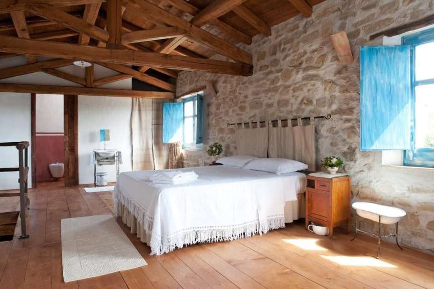 Ein Schlafzimmer mit einem Bett und blauen Fensterläden