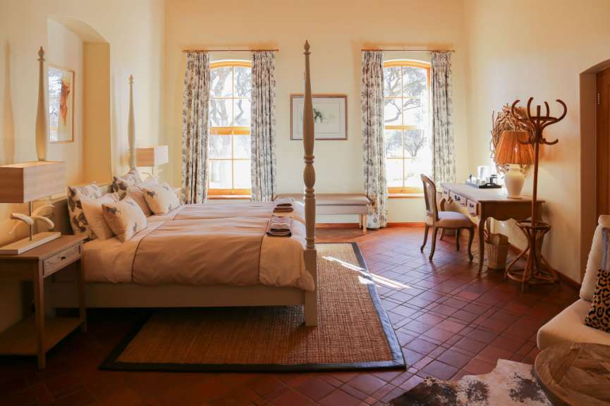 Ein Schlafzimmer mit zwei Betten und einem Schreibtisch