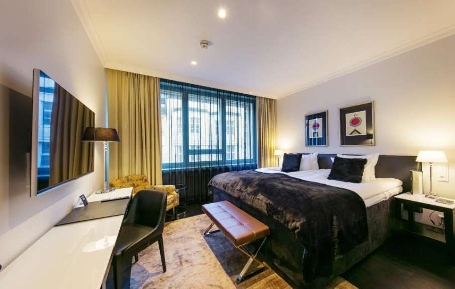 Ein Hotelzimmer mit einem Bett und einem Schreibtisch