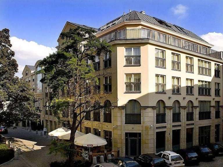 Ein großes Gebäude mit vielen Fenstern und Balkonen
