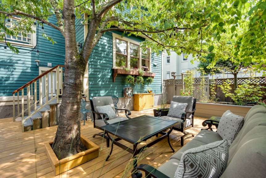 Ein Wohnzimmer mit einer Couch und Stühlen auf einem Holzdeck