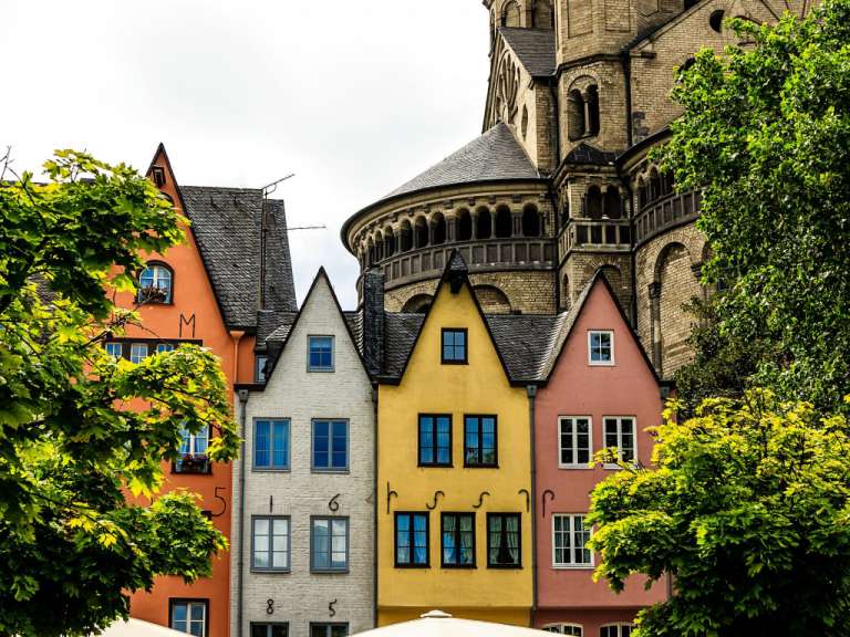 Eine Reihe von Gebäuden mit den Nummern 1 6 und 5