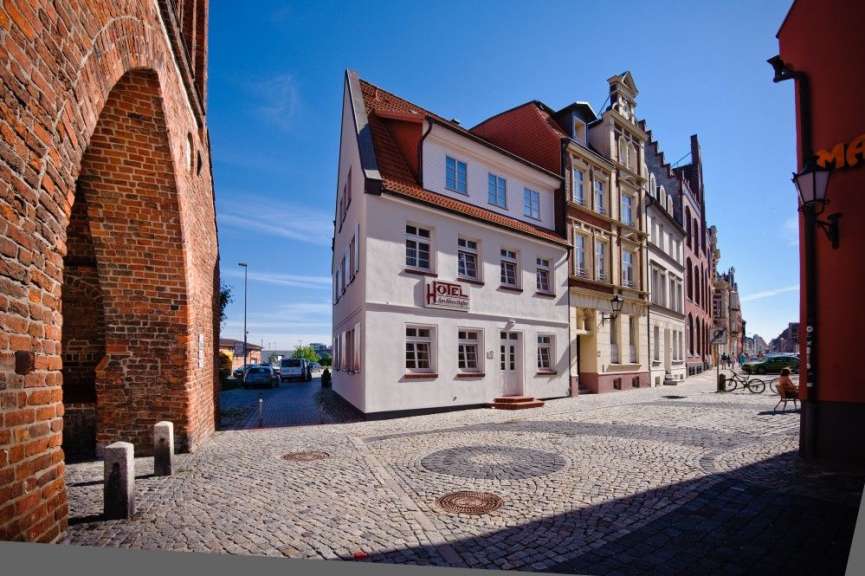 Ein kleines weißes Gebäude mit einem roten Schild darauf steht die