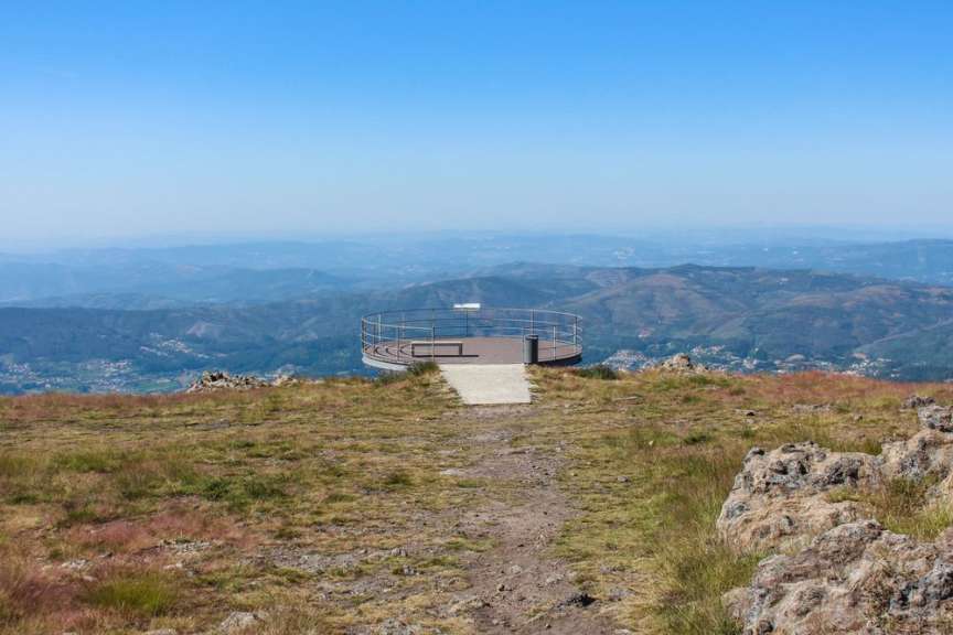 Ein kleines weißes Schild steht auf der Spitze eines Berges
