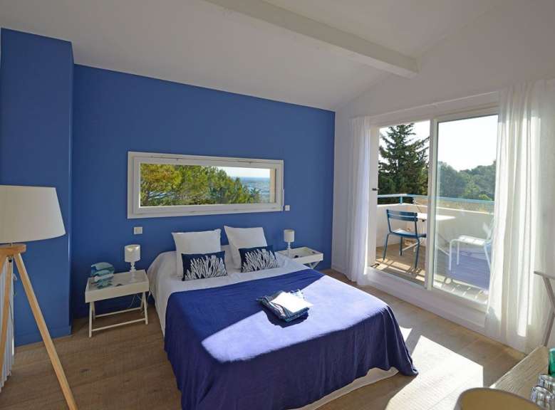 Ein Schlafzimmer mit blauen Wänden und einem blauen Bett
