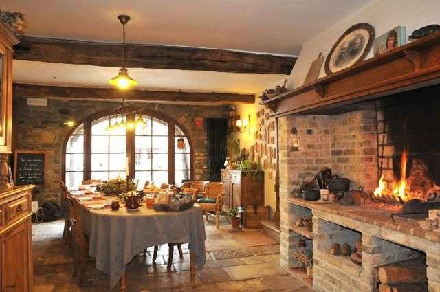 Ein Esszimmer mit einem Tisch und Stühlen und einem Kamin