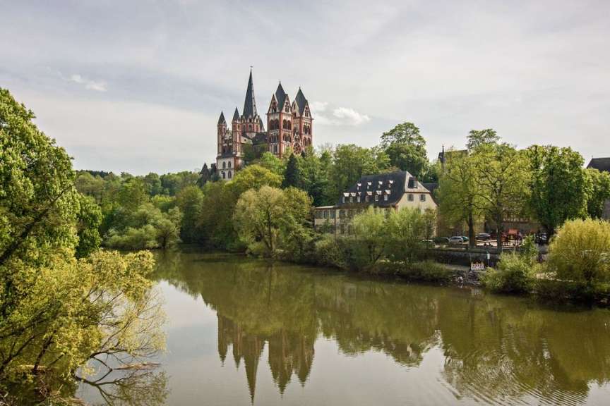 Eine große Kathedrale sitzt über einem Fluss