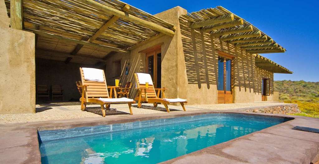 Ein Haus mit einem kleinen Pool davor