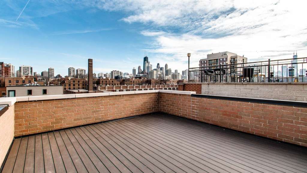 Ein Balkon mit Blick auf die Innenstadt von chicago