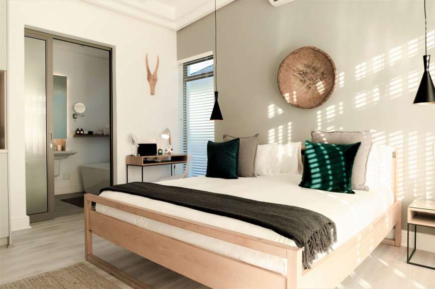 Ein Schlafzimmer mit einem Bett und einem Schreibtisch