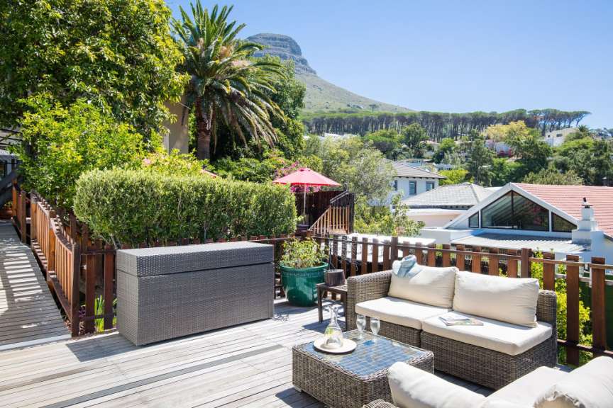 Ein Wohnzimmer auf einem Deck mit Blick auf einen Berg