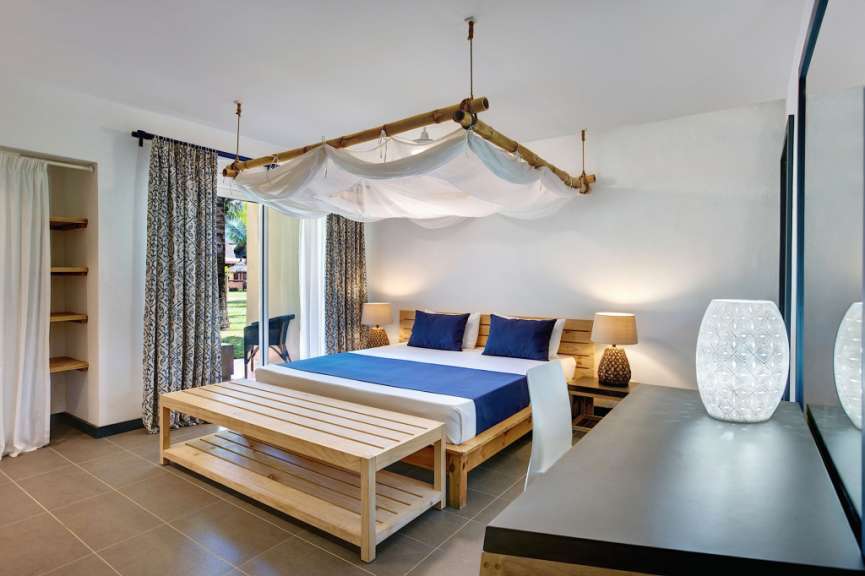 Ein Schlafzimmer mit einem blauen Bett und blauen Kissen