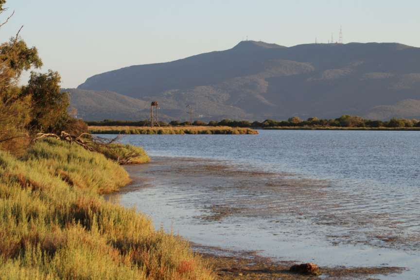 Ein See mit einem Berg im Hintergrund