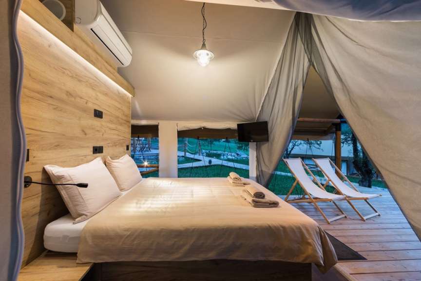 Ein Schlafzimmer mit einem Bett und einem Fernseher
