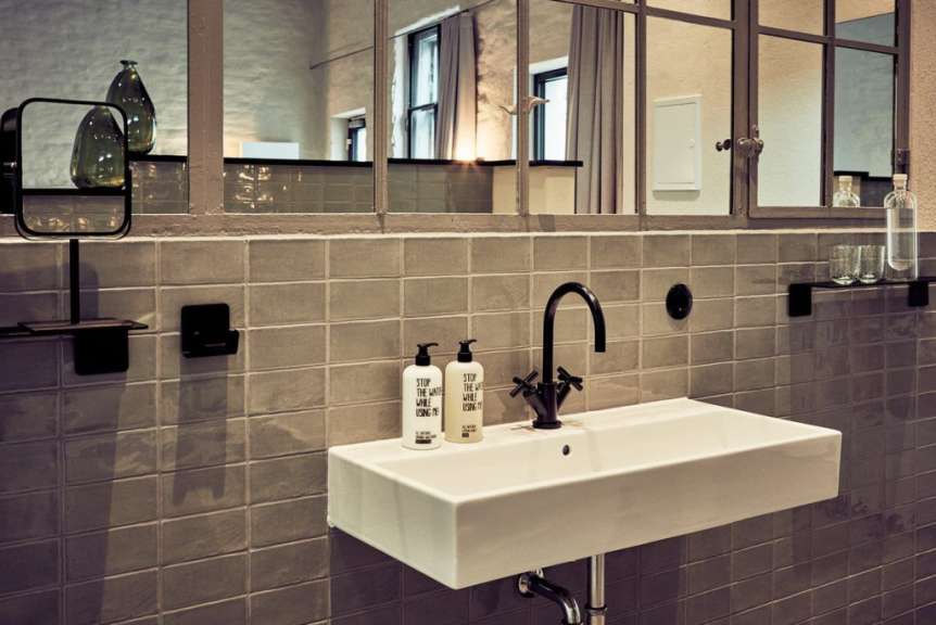 Ein Badezimmer mit einem Waschbecken und einem Spiegel