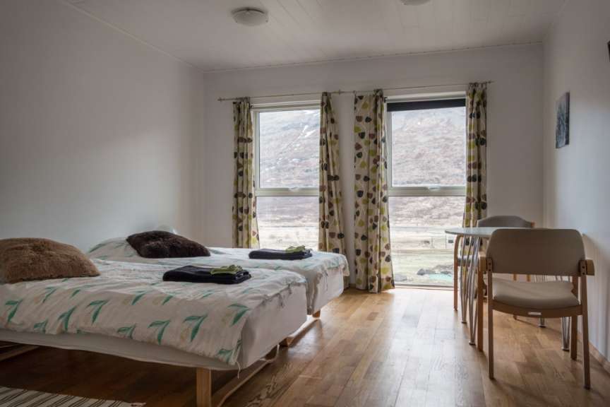 Ein Schlafzimmer mit zwei Betten und einem Tisch
