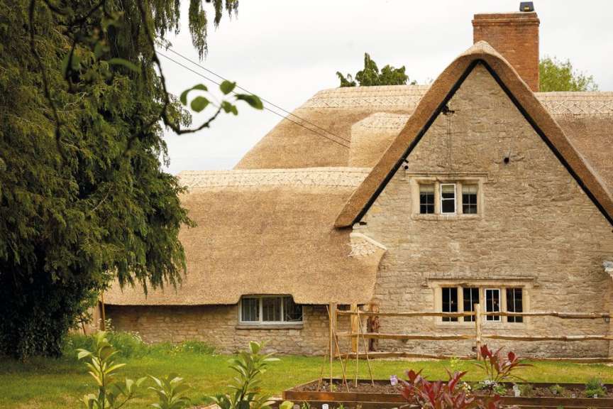 Ein strohgedecktes Haus mit vielen Fenstern