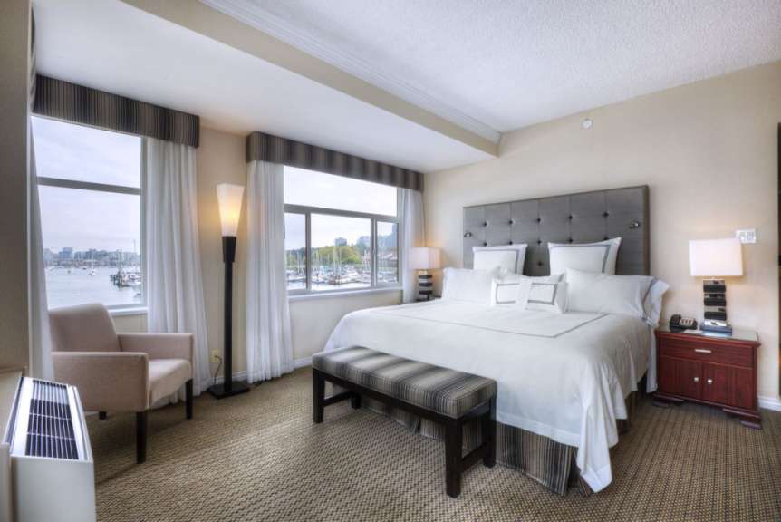 Ein Hotelzimmer mit einem Bett und einem Stuhl