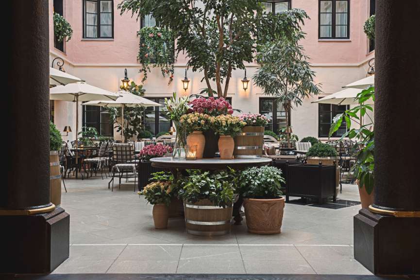 Ein Tisch mit Blumen und Kerzen darauf in einem Restaurant