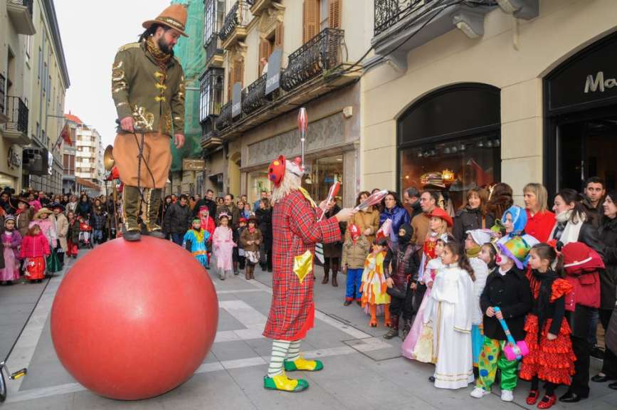Ein Clown balanciert auf einem großen roten Ball
