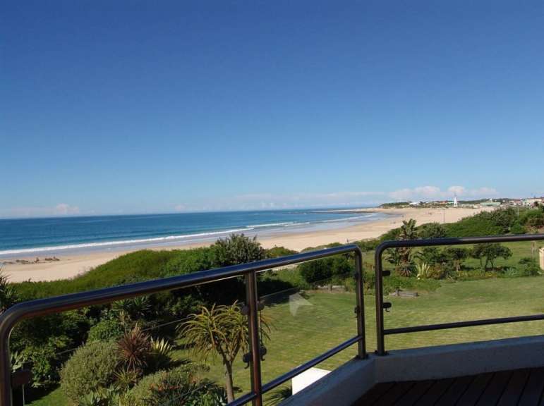 Ein Balkon mit Blick auf den Strand und das Meer