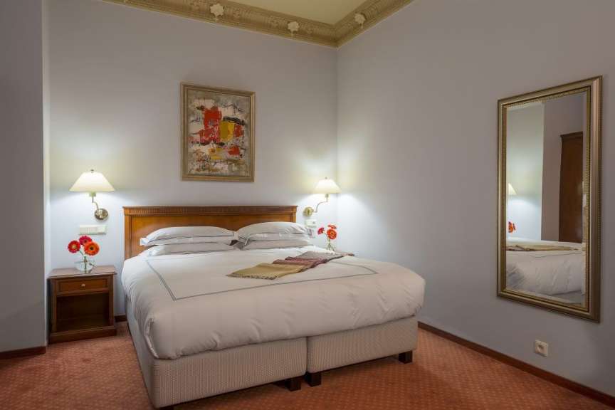 Ein Hotelzimmer mit einem Bett und einem Spiegel