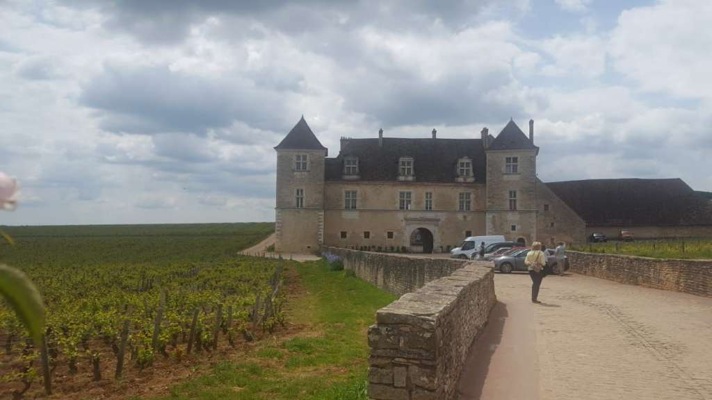 Eine Gruppe von Menschen steht vor einem großen Gebäude