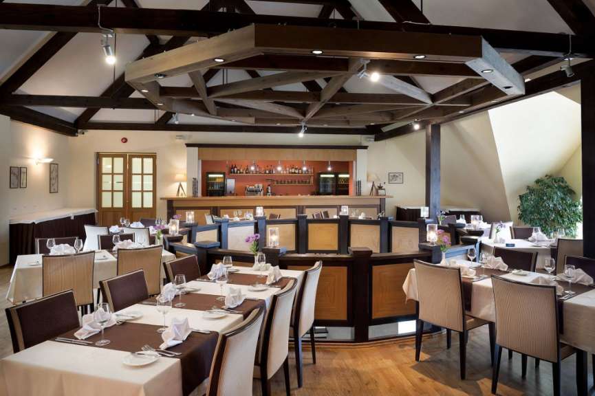 Ein Restaurant mit vielen Tischen und Stühlen und einer Bar