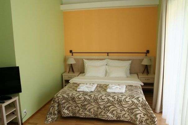 Ein Schlafzimmer mit einem Bett und einem Fernseher
