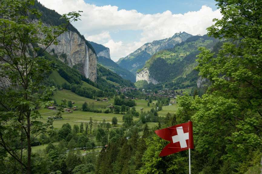 Eine schweizerische Flagge mit einem weißen Kreuz darauf