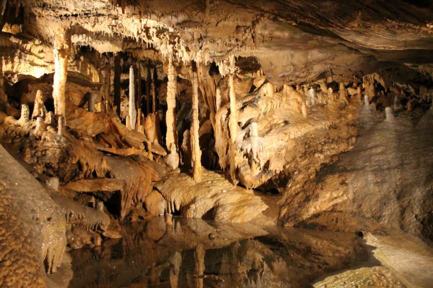 Eine Höhle mit vielen Felsen und Wasser