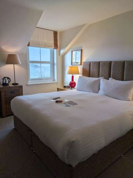 Ein Hotelzimmer mit einem großen Bett und zwei Lampen