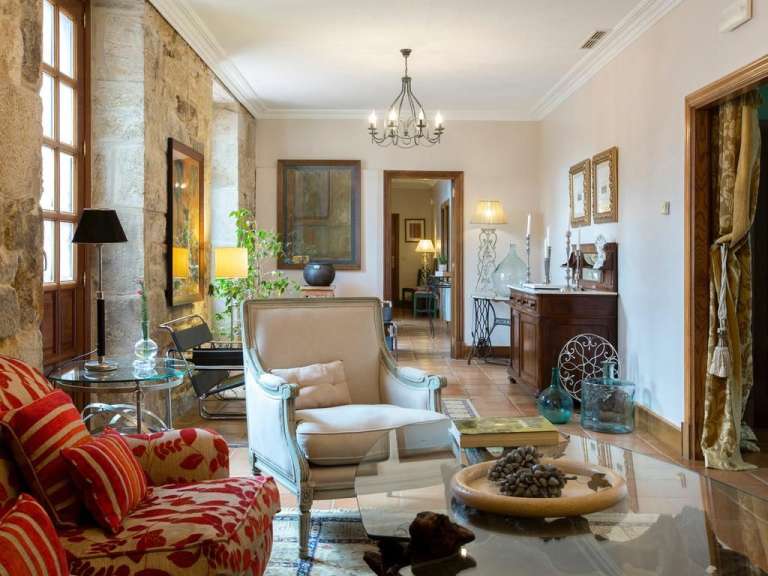 Ein Wohnzimmer mit einer Couch und einem Stuhl